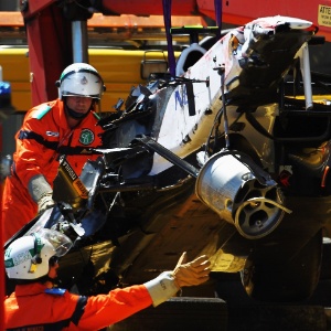 Carro de Sergio Pérez ficou completamente destruído com o acidente sofrido pelo mexicano - Paul Gilham/Getty Images