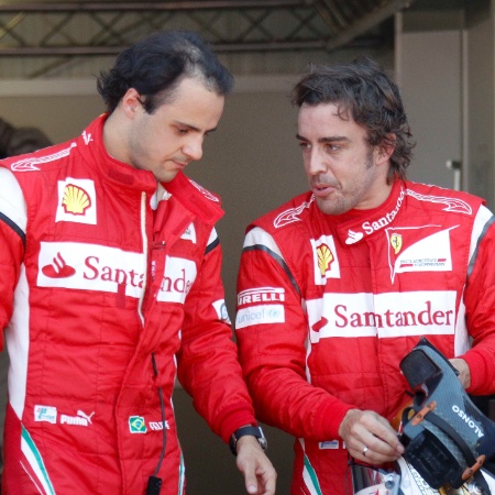 Felipe Massa conversa com o companheiro Fernando Alonso após treino para o GP de Mônaco (28/05/2011)