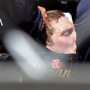 Petrov recebe atendimento ainda na pista após acidente no GP de Mônaco, neste domingo - Srdjan Suki/EFE