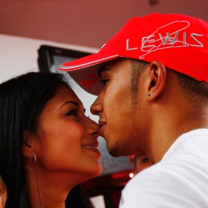 O piloto de F-1 Lewis Hamilton e a sua namorada, Nicole Scherzinger, do grupo Pussycat Dolls