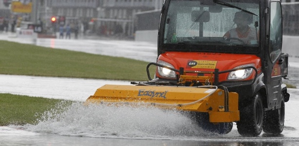 Com a corrida parada devido à chuva, organização tenta escoar a água na pista - Mathieu Belanger/Reuters