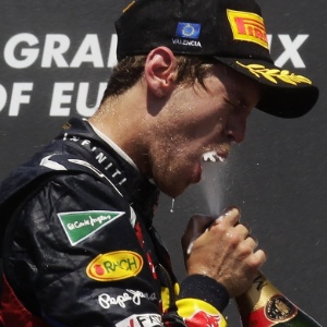 Sebastian Vettel bebe champanhe no pódio depois de vencer mais uma com a Red Bull em Valência - Albert Gea/Reuters