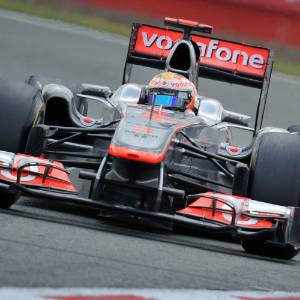 Hamilton levou susto ao sofrer acidente com Kobayashi; piloto da McLaren nada sofreu - Ben Stansall/AFP