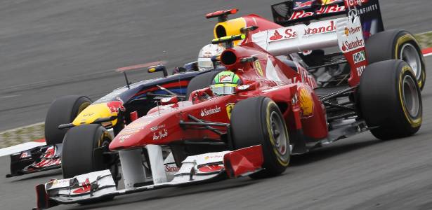 Felipe Massa perdeu posição para Sebastian Vettel nos boxes após demora no pit stop - Alex Domanski/Reuters