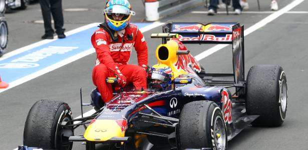 Alonso ganha carona de Mark Webber após ficar sem combustível na Alemanha - Julian Finney/Getty Images