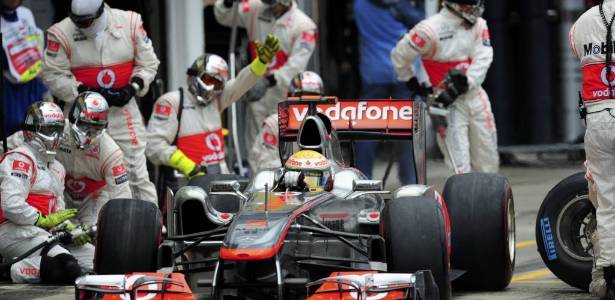 Lewis Hamilton parou na hora errada nos boxes porque seu rádio não funcionava - REUTERS/Georgi Licovski