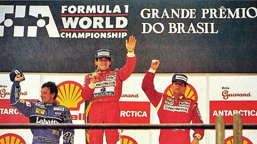Ayrton Senna acena no pódio do GP do Brasil de 1991 ao lado de Riccardo Patrese (e) e Gerhard Berger - Arquivo Folha
