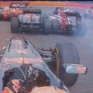 Telão em Spa-Francorchamps mostra acidente entre Bruno Senna e Jaime Alguersuari em Spa - Tom Gandolfini/AFP
