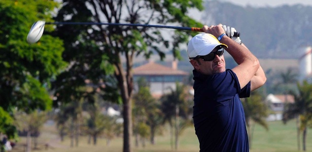 Rubinho dá uma boa tacada durante disputa de torneio de golfe no interior de São Paulo - Divulgação