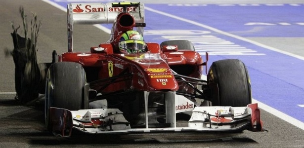 Um dos problemas de Massa em Cingapura foi o pneu furado por toque com Hamilton em 2011 - Tim Chong/AFP