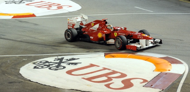 Fernando Alonso conduz sua Ferrari durante o GP de Cingapura de Fórmula 1 - AFP PHOTO / ROSLAN RAHMAN