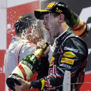 Vettel sobrou em Cingapura e disse que teve prova sob controle, mesmo com aproximação de Button - AFP PHOTO / ROSLAN RAHMAN