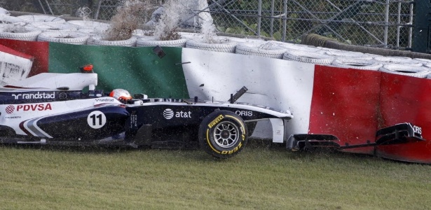 Barrichello escapa da pista e acerta barreira de pneus em Suzuka na segunda sessão - Lee Jae-Won/Reuters