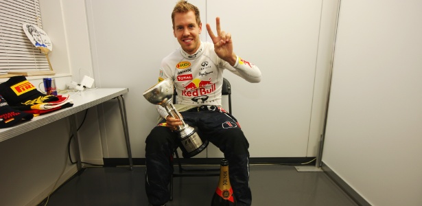 Vettel comemora com troféu na garagem da Red Bull após o bicampeonato mundial  - Mark Thompson/Getty Images