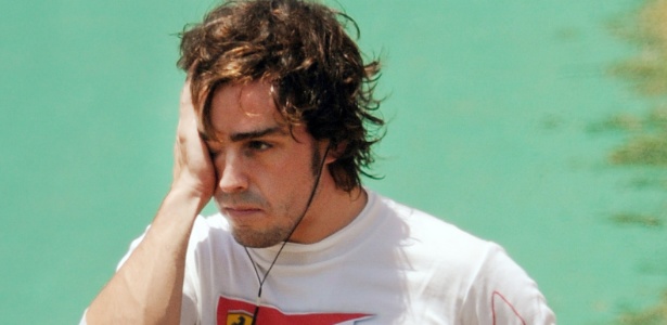 Alonso lamenta à beira da pista após ter problemas com o carro e abandonar treino - Antonio Scorza/AFP