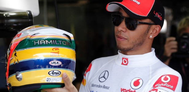 Lewis Hamilton exibe em Interlagos seu capacete com homenagem a Ayrton Senna - Nacho Doce/Reuters