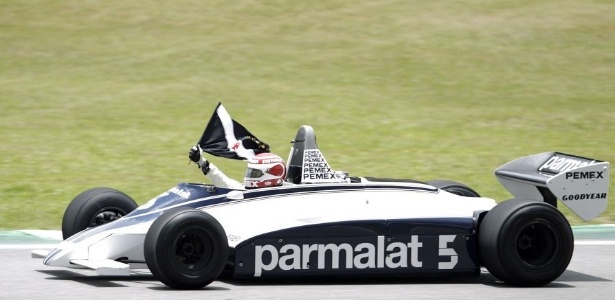 Nelson Piquet pilota a Brabham-1981 e segura uma bandeira do Vasco em Interlagos  - Ricardo Moraes/Reuters