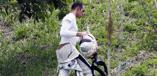 Pastor Maldonado segue para os boxes depois de abandonar o GP do Brasil - Orlando Kissner/AFP