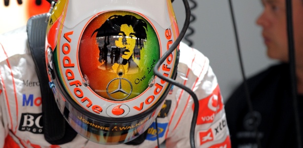 Lewis Hamilton fez homenagem ao cantor jamaicano Bob Marley no topo do capacete - Manan Vatsyayana/AFP