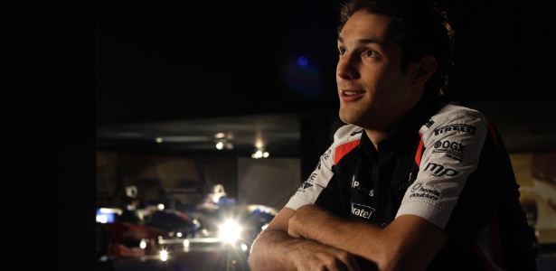 Bruno Senna posa oficialmente como novo piloto da Williams para a temporada 2012  - Divulgação