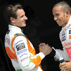 Adrian Sutil é cumprimentado pelo então amigo Lewis Hamilton em 2009: inglês magoou o alemão - Daniel Dal Zennaro/EFE