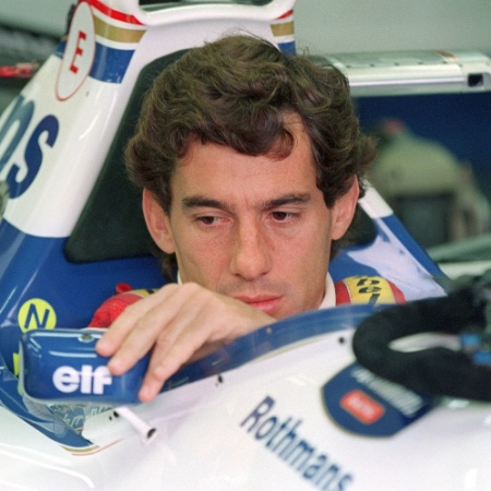 艾尔顿·塞纳 (Ayrton Senna) 在伊莫拉大奖赛前被拍到，他在比赛中遭遇事故后去世 (05/01/1994)