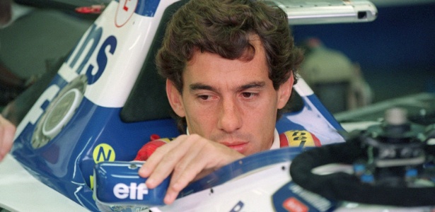 Ayrton Senna é fotografado antes do GP de Ímola de 94, no qual ele morreu de acidente - AFP PHOTO/JEAN-LOUP GAUTREAU