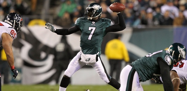 Michael Vick realiza passe na vitória dos Eagles sobre os Texans, por 34 a 24 em casa - Al Bello/Getty Images