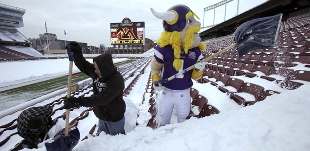 Mascote dos Vikings contribui para tirar neve do estádio da Universidade de Minnesota - REUTERS/Eric Miller 