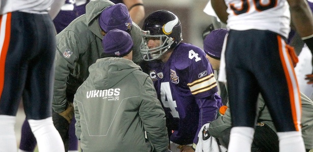 Favre recebe atendimento na derrota do Minnesota Vikings para o Chicago Bears - Getty Images