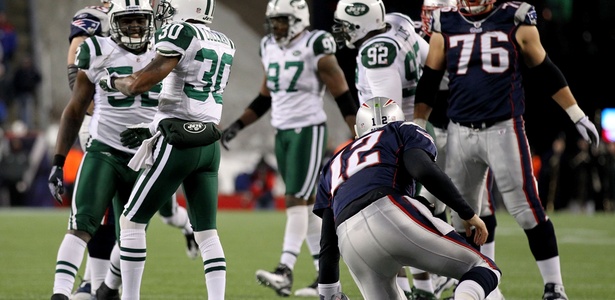 Tom Brady (12) é engolido pela defesa dos Jets, e Patriots são eliminados - Al Bello/Getty Images