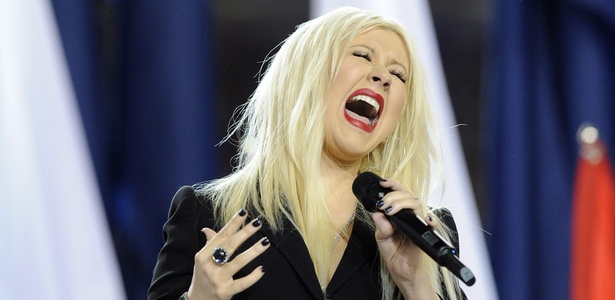Christina Aguilera canta o Hino dos EUA no Super Bowl 45 (6/2/2011)