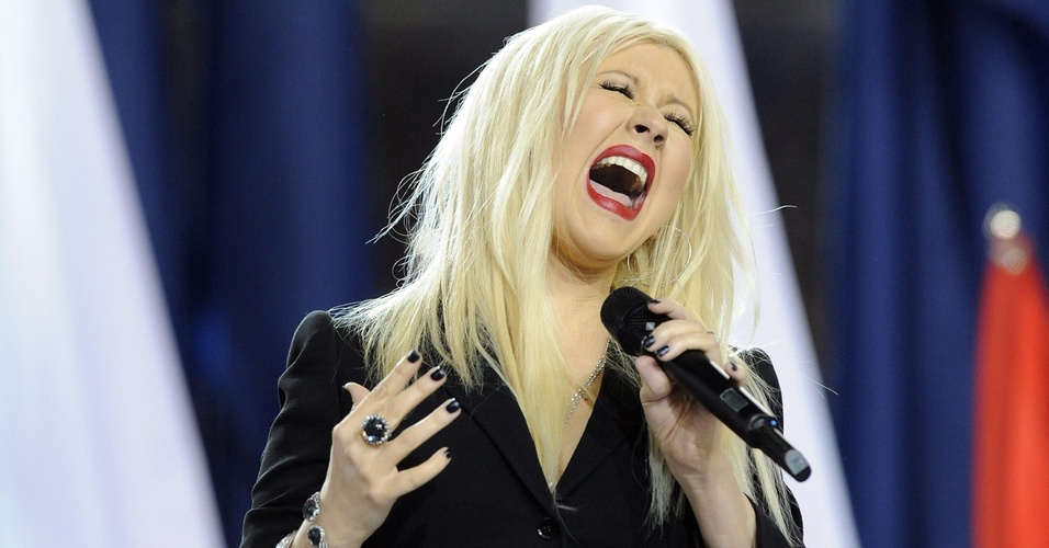 Com direito aerro, Christina Aguilera canta o Hino dos EUA no Super Bowl 45