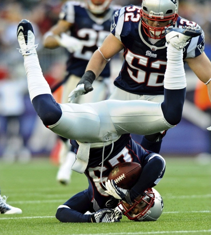 Sterling Moore, do New England Patriots, fica de cabeça para baixo durante jogo contra o Buffalo Bills (01/01/2012)