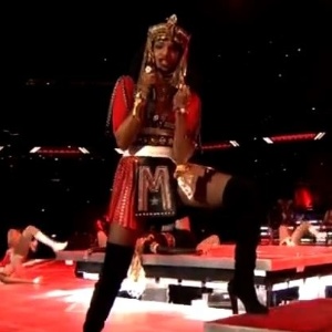 M.I.A faz gesto obsceno em show com Madonna no Super Bowl  - Reprodução