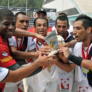 Jogadores do Vasco mostram a taça de campeão da Copa Rio-São Paulo de futebol de areia
