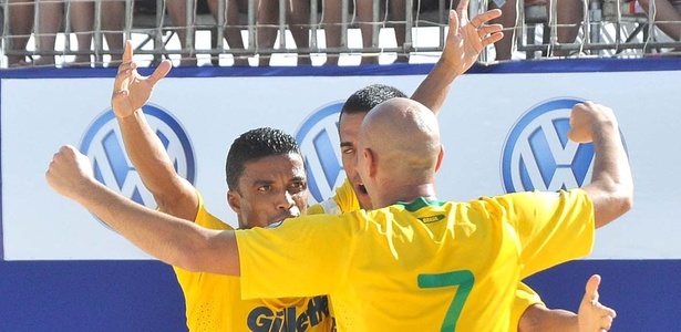 Benjamin (e) festeja gol na vitória do Brasil sobre o México na estreia na Copa Latina
