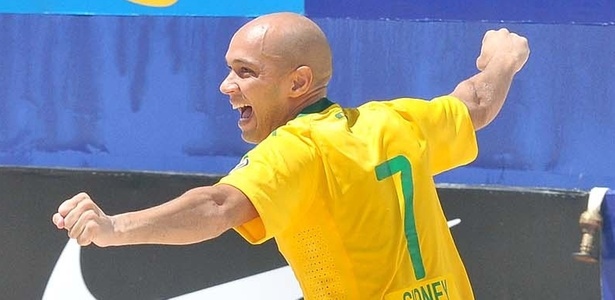 Sidney comemora o gol que selou a vitória do Brasil sobre a Argentina