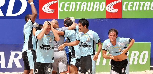 Jogadores do Uruguai comemoram vitória nos pênaltis contra o Brasil na final