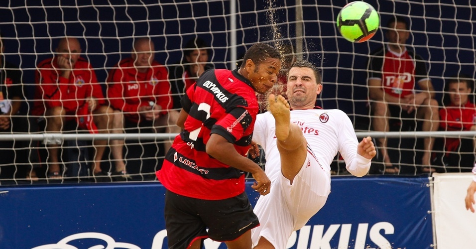 Jogador do Flamengo toma entrada dura de rival do Milan no Mundialito de futebol de areia
