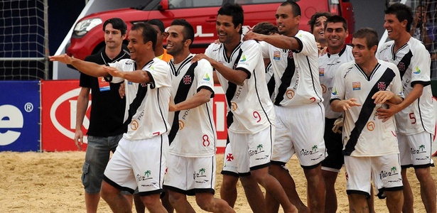 Jogadores do Vasco fazem dancinha para comemorar vitória sobre o Flamengo