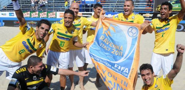 Brasileiros comemoram classificação para Copa do Mundo de futebol de areia