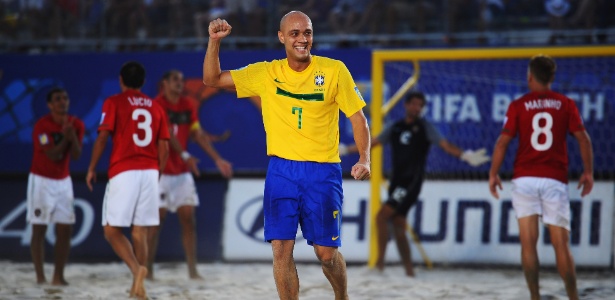 Sidney comemora a vitória do Brasil por 4x1 contra Portugal pelo Mundial em Ravenna