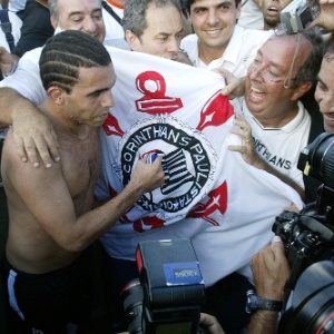 Tevez foi campeão brasileiro pelo Corinthians em 2005 e conta com o carinho da torcida corintiana - Reuters