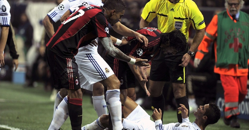Gattuso tira satisfações com Cristiano Ronaldo após falta sobre o português em lance da partida entre Milan e Real Madrid