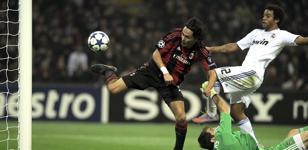Inzaghi desvia para marcar o primeiro de seus gols no empate do Milan com o Real - AFP/Olivier Mori