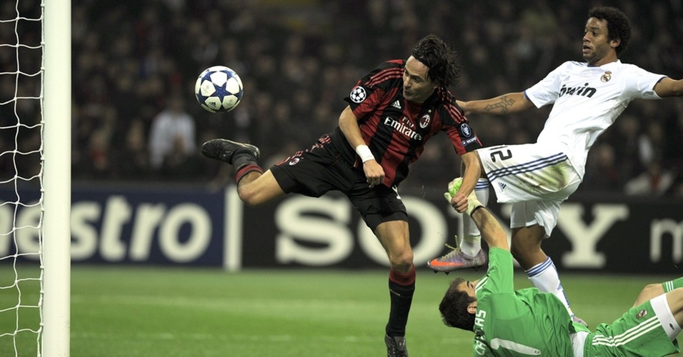 Inzaghi desvia para marcar o primeiro do Milan contra o Real Madrid