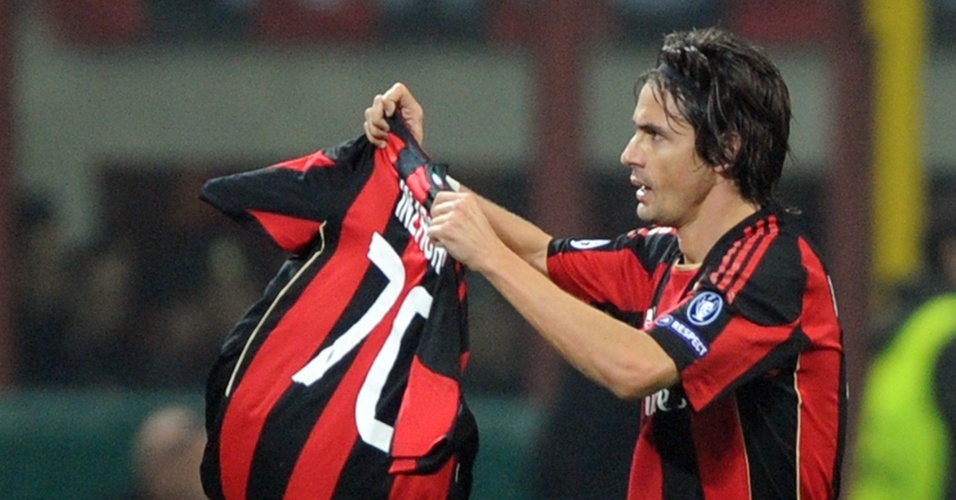 Inzaghi mostra a camisa com o número 70, quantidade de gols marcados por ele em competições europeias