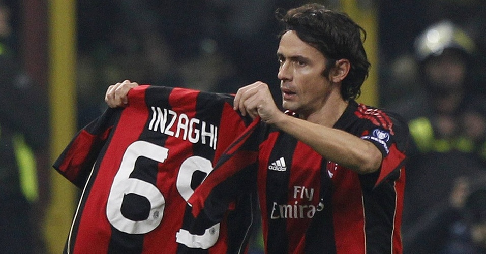 Inzaghi mostra uma camisa especial ao marcar um gol contra o Real Madrid, o seu 69º tento em competições europeias