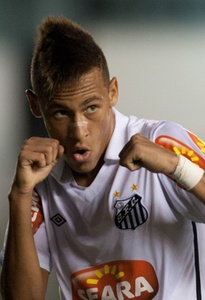 Neymar comemora ao marcar para o Santos no empate com o Vitória